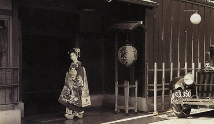 享保年間（１７１６〜１７３６年）、八代将軍吉宗の時代に、美濃の国大垣から京都に移り、現在の三条京阪の付近である大和大路三条下がった所に、腰掛茶屋を開いたのが「美濃吉」の始まりと伝えられています。