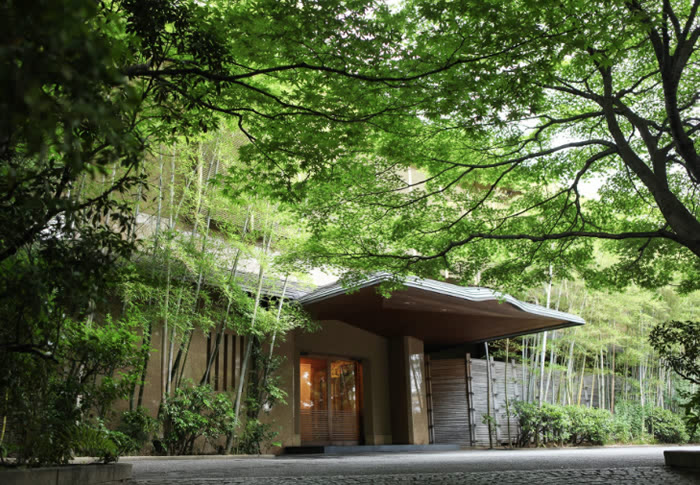 On April 17, 1993 the Minokichi Main Restaurant was reborn as an authentic restaurant “Takeshigero” with all the grandeur owing to a main restaurant through the design of Takashi Imazato, who had also designed the Minokichi Shinjuku Sumitomo restaurant. The origins of the restaurant’s name come from a nickname for the main restaurant that had been located in Nawate Sanjo during the prewar period, meant to wish prosperity to the Satake family who ran the restaurant. In connection with this name, the image of Kyoto is expressed through bamboo gardens.