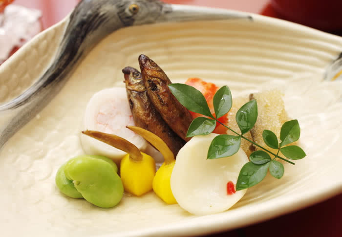 京料理は日本料理の原点を成すものであり、その繊細なまでの材料の利用、そして材料の持ち味を生かした薄い味付けの中にその特長を見出すこと ができます。京都郊外の粘土質の土壌から天下に冠たる京野菜の数々を生み、それ故、これらの野菜を使った料理は、京料理の真髄であります。又、海に遠い京都へ入ってくる海魚の塩干物に種々の工夫を加え、手数を加えて調理した料理も、その繊細な心配りにおいて他に例をみない京料理 の特色をつくっています。
